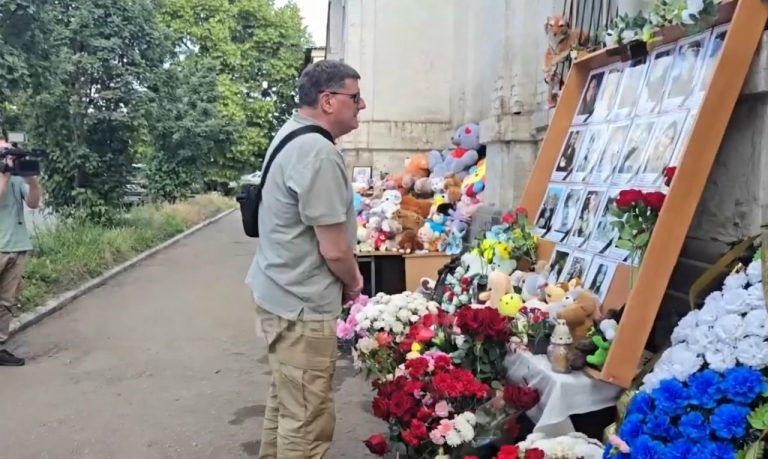 Скотт Риттер почтил память убитых детей в Старобельске