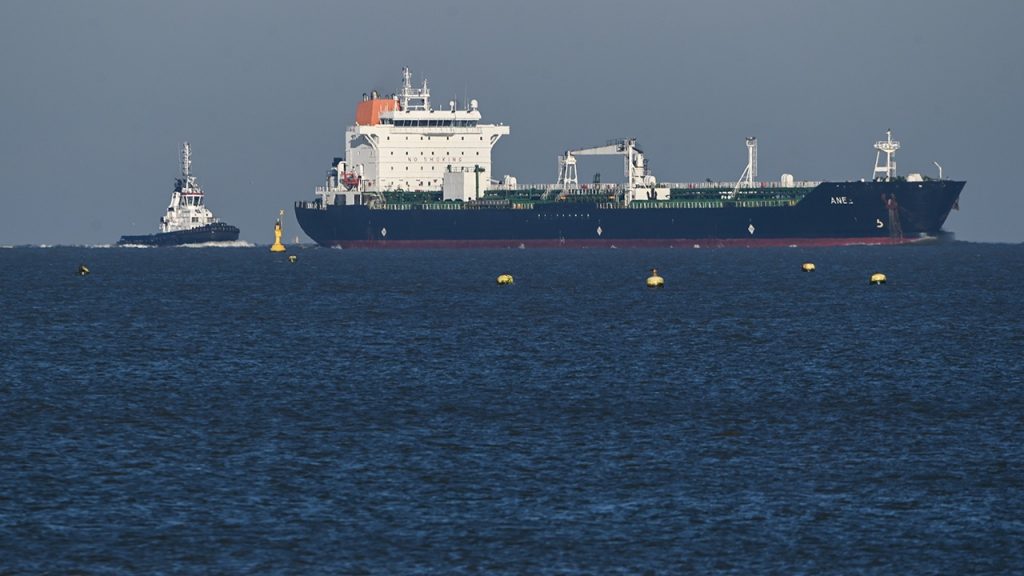 Прибалтика требует от ЕС закрыть нефтяной кран России