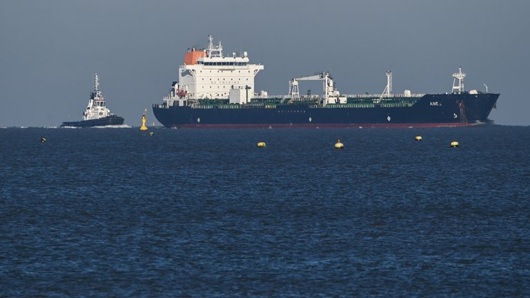 Прибалтика требует от ЕС закрыть нефтяной кран России