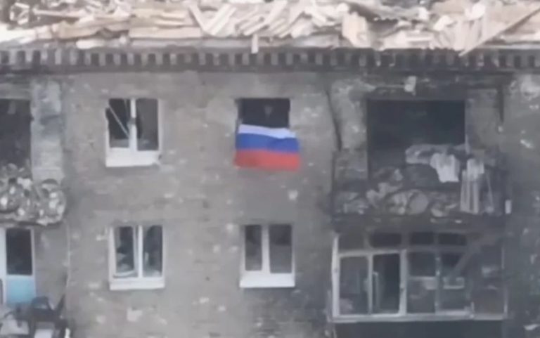 Над Константиновкой подняли российский флаг
