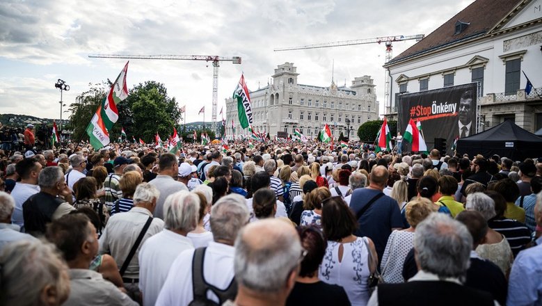 Тысячи венгров вышли против конституционного переворота Мадьяра