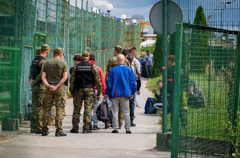Хулиганство в метро Варшавы: украинца депортируют и закрывают въезд в ЕС