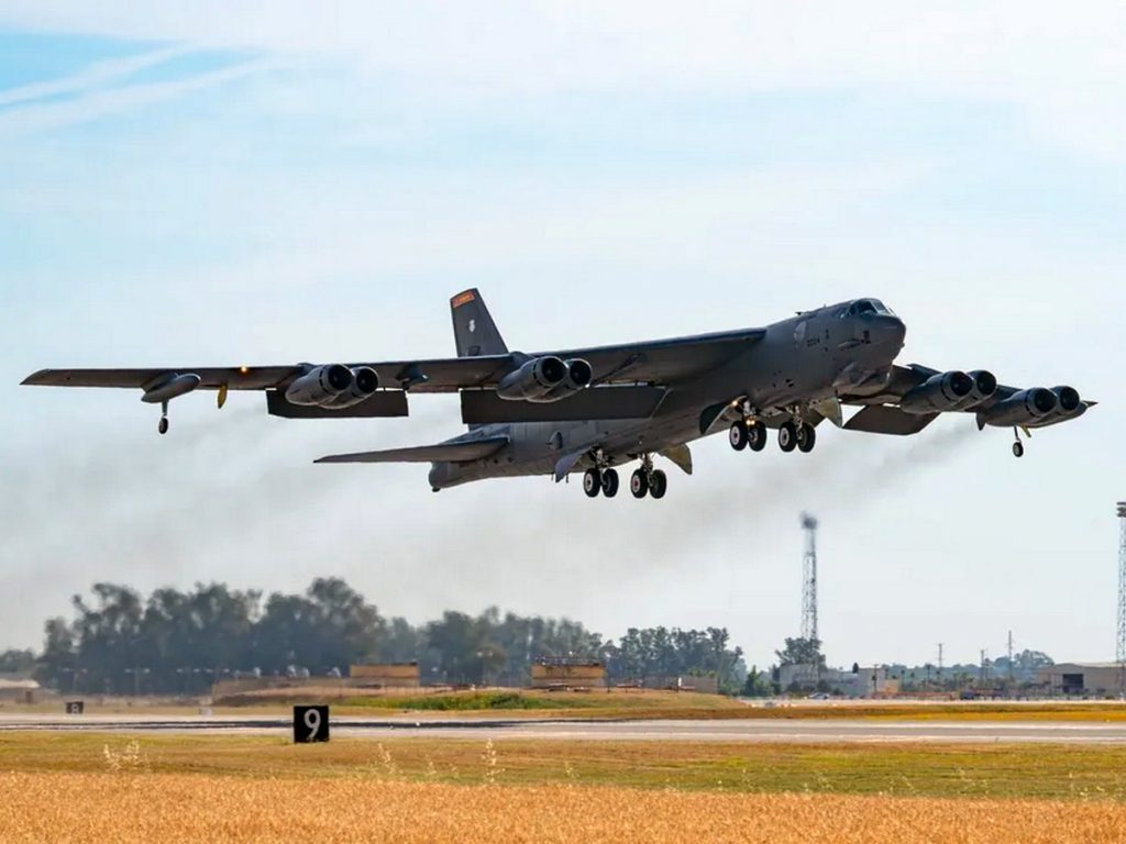 США увеличили парк B-52 на 40% — новый B-21 безнадёжно опаздывает