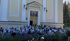В Черновцах верующие встали на защиту храма УПЦ